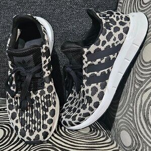 Adidas Swift Run Leopard Print - ladies sz 6